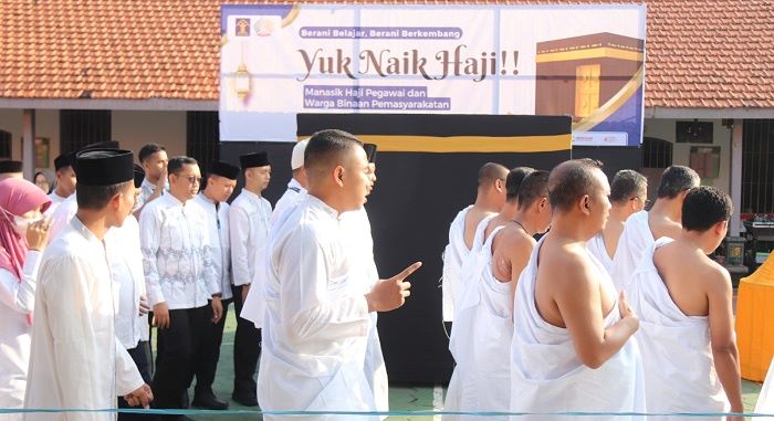 Peserta manasik haji di Lapas Kediri saat menjalani prosesi manasik haji. Foto: Ist.