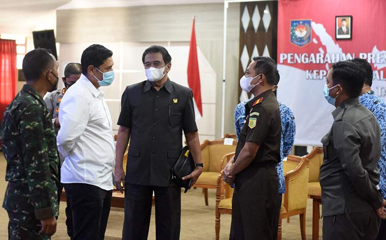 Wali Kota Kediri Abdullah Abu Bakar (baju putih) beserta jajaran Forkopimda Kota Kediri usai mengikuti arahan dari Presiden Republik Indonesia Joko Widodo melalui video conference, Senin (17/5). (foto: ist.)