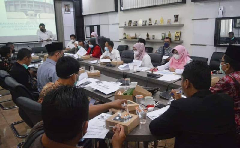 Komisi IV DPRD Gresik ketika hearing dengan KONI Gresik. foto: SYUHUD/ BANGSAONLINE