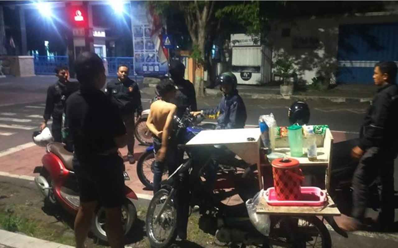 Polres Lumajang saat menggelar patroli di beberapa titik rawan kejahatan. Foto: Ist.