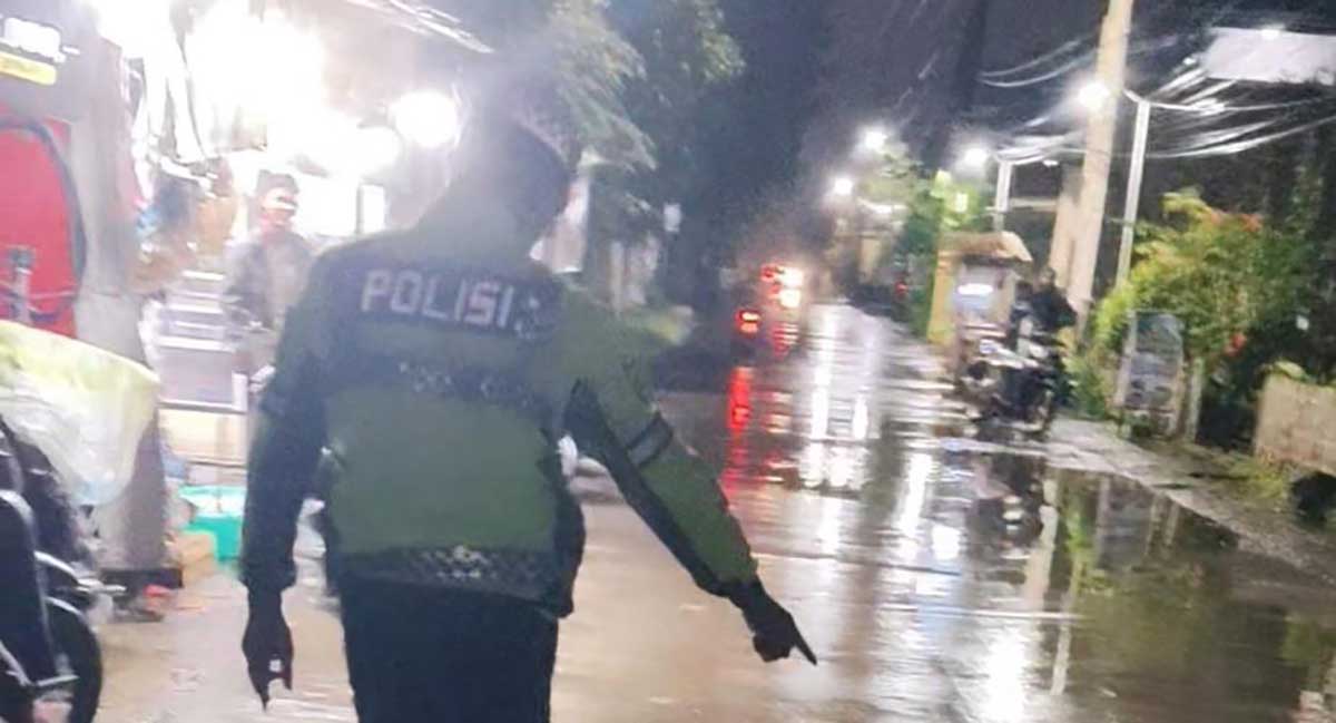 Polisi ketika menunjukkan lokasi kecelakaan yang melibatkan 2 pengendara di Jalan Raya Sidorogo Barat, tepatnya di depan MI Sunan Ampel, Desa Trosobo, Kecamatan Taman, Sidoarjo.