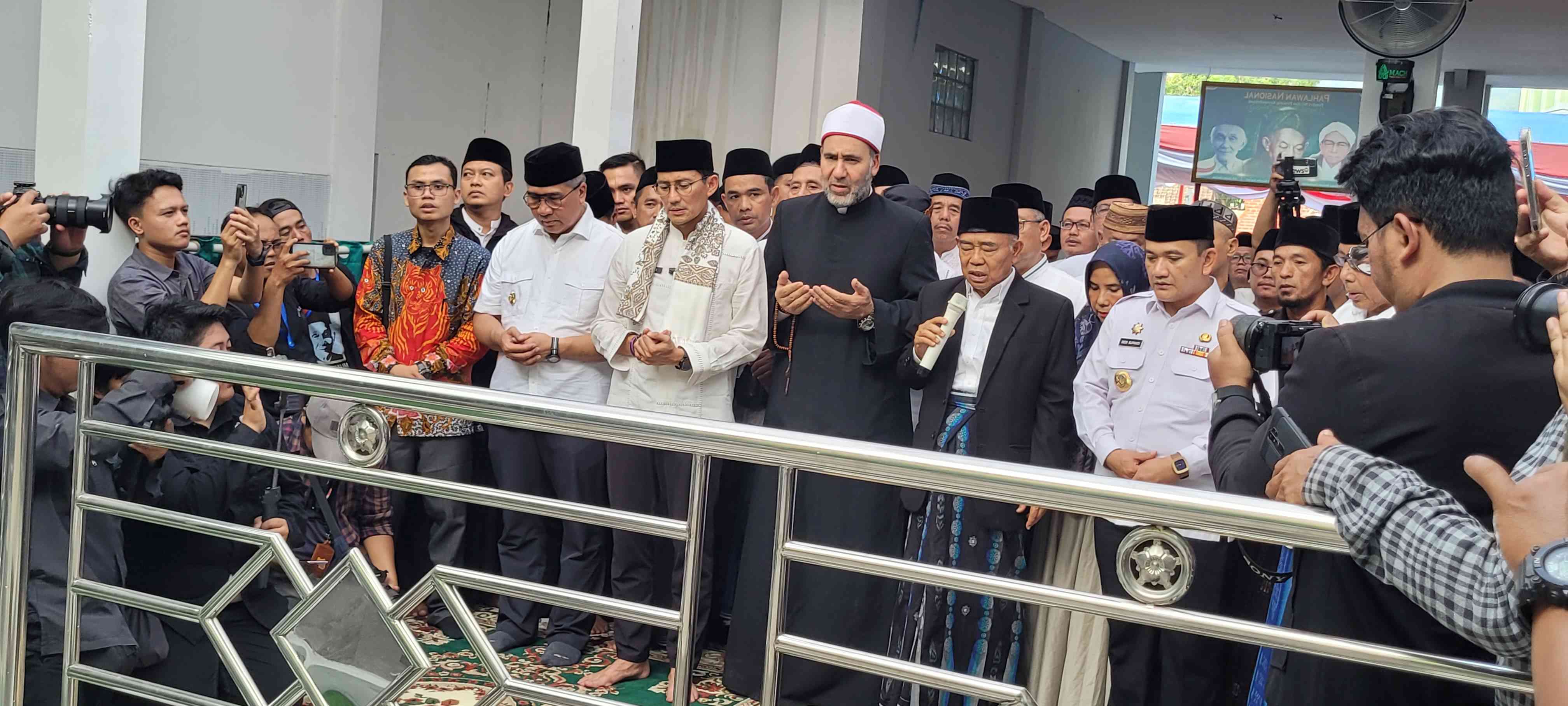 Menteri Pariwisata dan Ekonomi Kreatif (Menparekraf) Sandiaga Salahuddin Uno saat tahlil di makam KH Abdul Chalim dalam peresmian desa wisata religi di kawasan makam KH Abdul Chalim,  pendiri NU dan pahlawan nasional di Leuwimunding Majalengka Jawa Barat, Selasa (23/7/2024). Foto: M. Mas