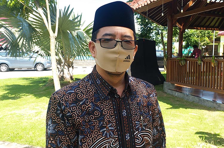 Drs. Abdul Haris, M.Pd., Kepala Kantor Kemenag Bangkalan saat memberikan penjelasan kepada BANGSAONLINE.com di Pendopo Agung Bangkalan, Kamis (4/6/2020).
