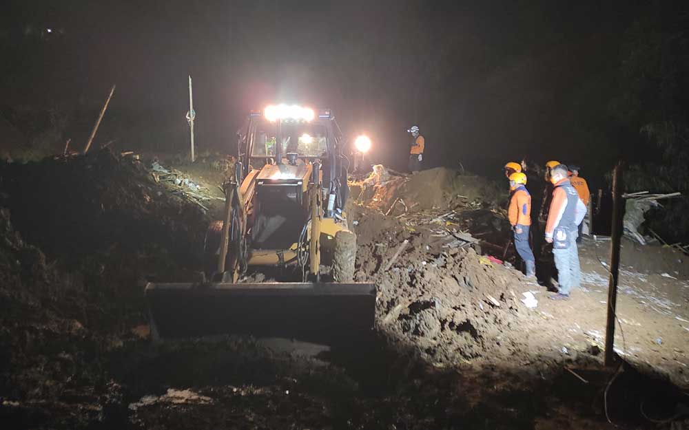 Longsor di Blitar, Satu Korban Berhasil Diselamatkan, Tiga Lainnya Dalam Pencarian