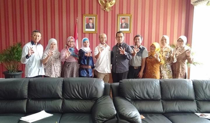 Pengurus FKBS foto bersama dengan pimpinan DPRD Kota Batu usai audiensi, Jumat (14/2).