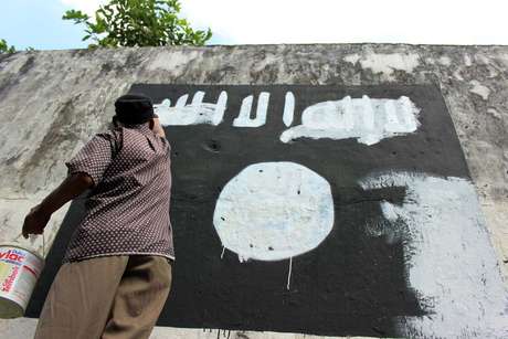 Warga secara sukarela menghapus mural ISIS yang bertebaran secara misterius