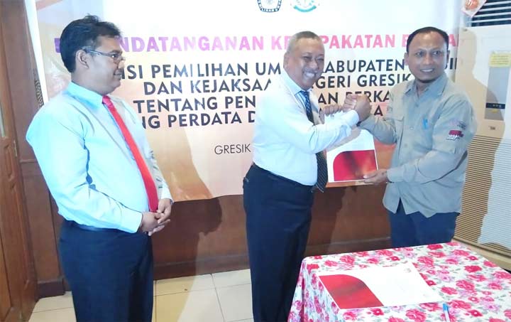 Kajari Pandu Pramukartika dan Ketua KPU Ahmad Roni menunjukkan MoU. foto:  SYUHUD/ BANGSAONLINE