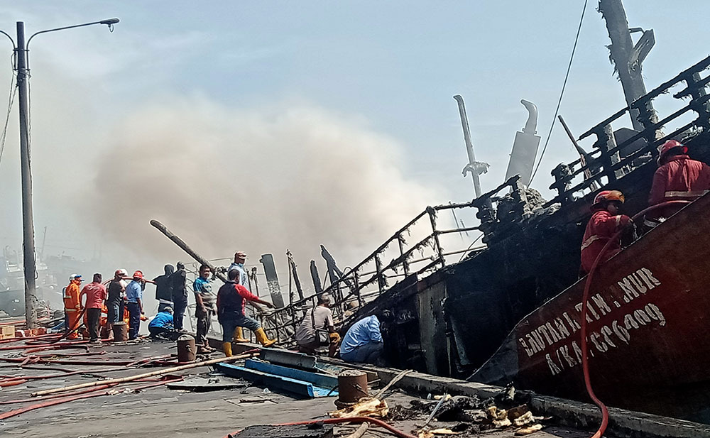 Suasana ketika Kapal Lautan Inti Makmur yang ludes terbakar di Pelabuhan Perikanan Pantai (PPP) Mayangan Kota Probolinggo.