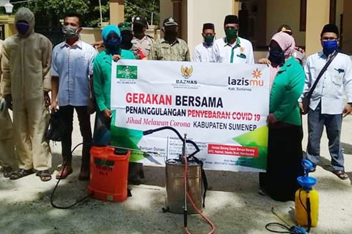 Baznas bareng relawan UPZ lakukan penyemprotan di Kecamatan Giligenting.