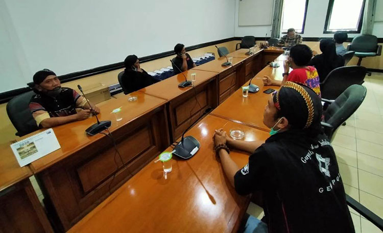 Belasan Warga Desa Wonosunyo, Kecamatan Gempol, dan Perwakilan Forum Pamong Kebudayaan Kabupaten Pasuruan mendatangi Gedung DPRD Kabupaten Pasuruan, Senin (21/12/2020). (foto: ist)
