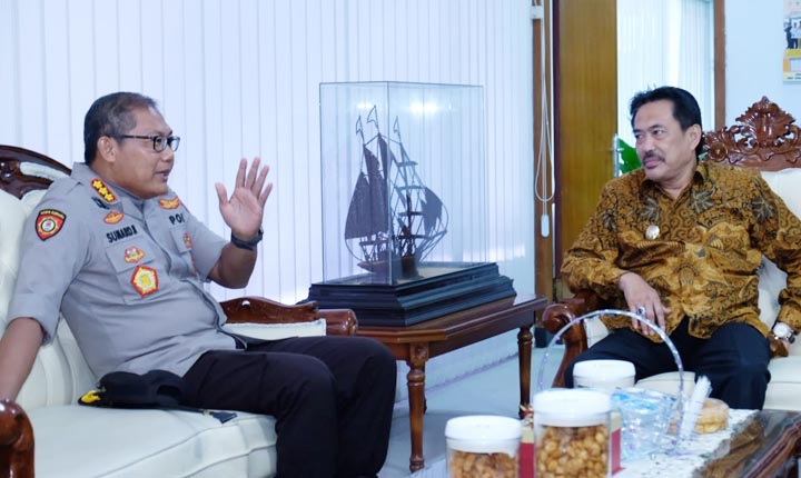 Kapolresta Sidoarjo Kombes Pol. Sumardji saat berbincang dengan Plt. Bupati Nur Ahmad Syaifuddin terkait penanganan banjir di Tanggulangin.
