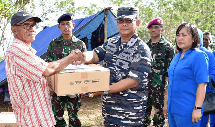Bantuan yang diserahkan secara simbolis oleh Dan Lantamal IX Laksma TNI Budi Purwanto, S.T., M.M.