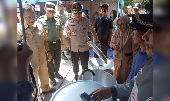 Kapolres Mojokerto Kota AKBP Bogie Sugiarto meninjau sarana prasarana yang akan dipersiapkan untuk dapur umum seandainya terjadi bencana.