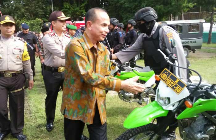 Wabup Setyo Hartono bersama Kapolres saat memeriksa personel. foto: EKY NURHADI/ BANGSAONLINE.com