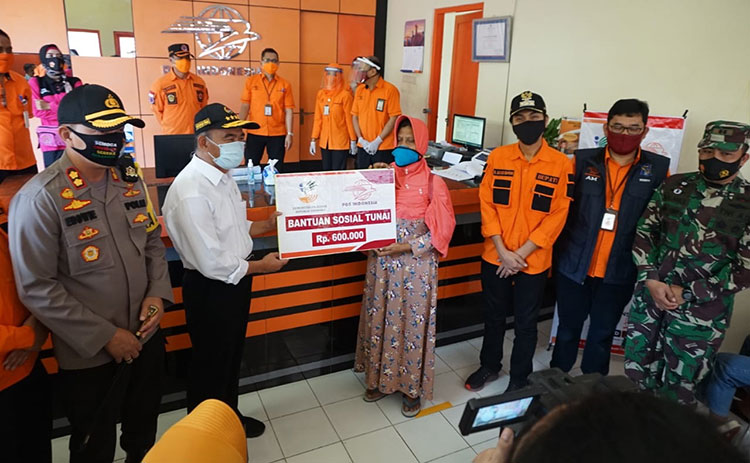 Menko PMK Tinjau Langsung Penyerahan BST di Kabupaten Madiun