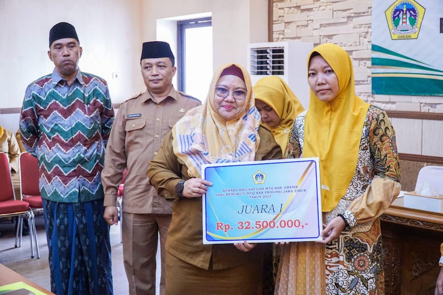 Wabup Gresik Aminatun Habibah saat memberikan reward kepada kafilah peraih juara MTQ ke-30 Jatim  Tahun 2023. FOTO: ist.