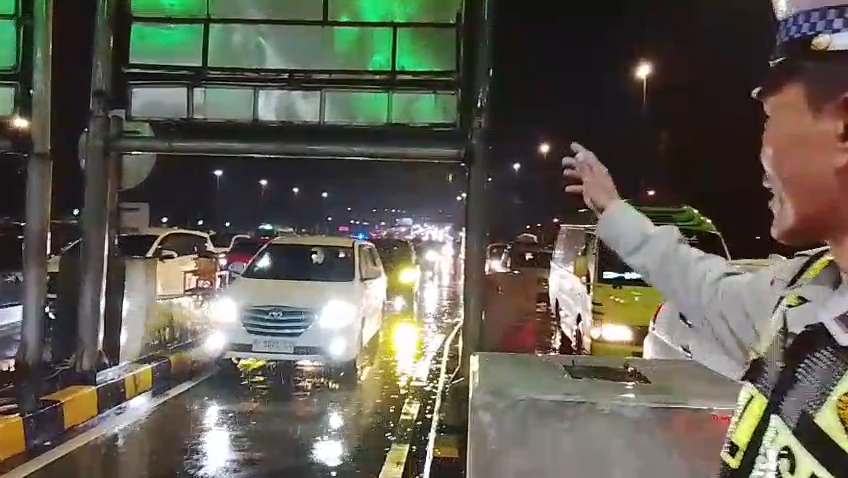 Kepadatan kendaraan yang mulai terjadi H+3 di pintu tol Kejapanan