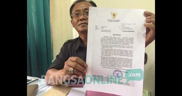 Kabag Humas Pemkab Kediri saat menunjukkan surat edaran pemberlakuan e-KTP seumur hidup. foto: arif kurniawan/ BANGSAONLINE