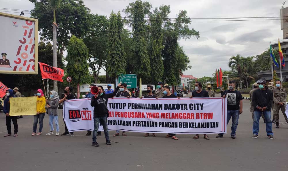 Massa LSM Forkot Gresik saat menggelar aksi demo di depan kantor Pemerintah Kabupaten Gresik. Foto: SYUHUD/ BANGSAONLINE.com
