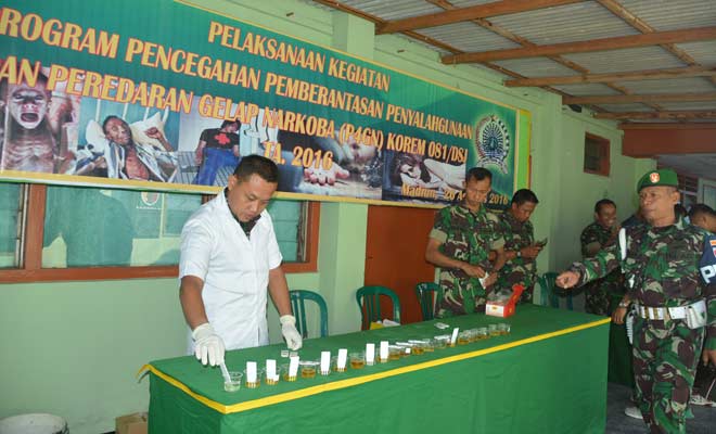 Anggota Korem Madiun saat melakukan tes urine.