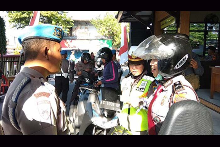 Enam polisi ditilang karena tidak membawa kelengkapan kendaraan saat operasi Zebra Semaru.