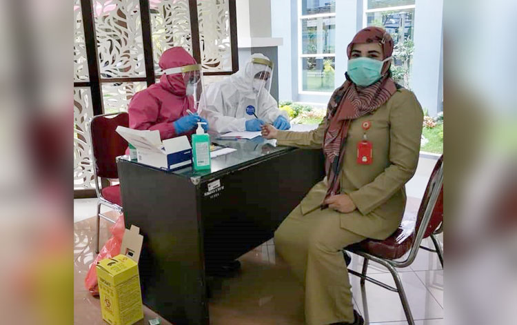Petugas medis dari Dinkes saat melakukan rapid test ASN di lingkungan Pemkot Batu.