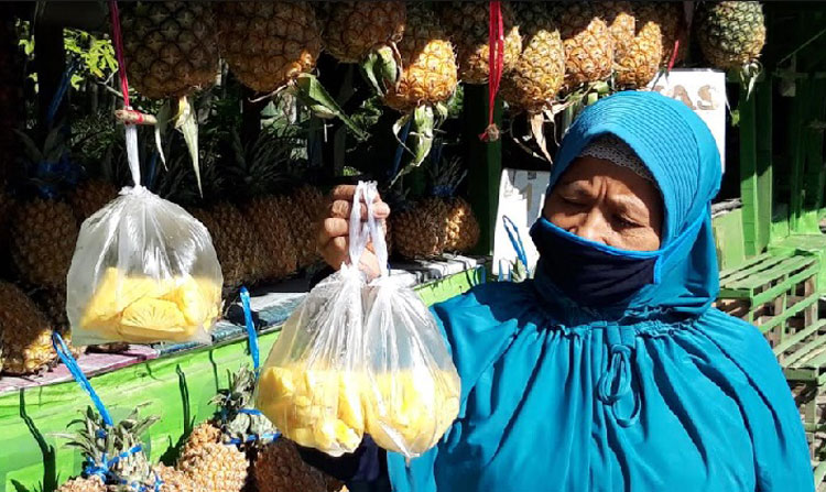 Sini, salah satu pedagang buah yang terus bertahan di kawasan wisata Gunung Kelud yang tutup. foto: MUJI HARJITA/ HARIAN BANGSA