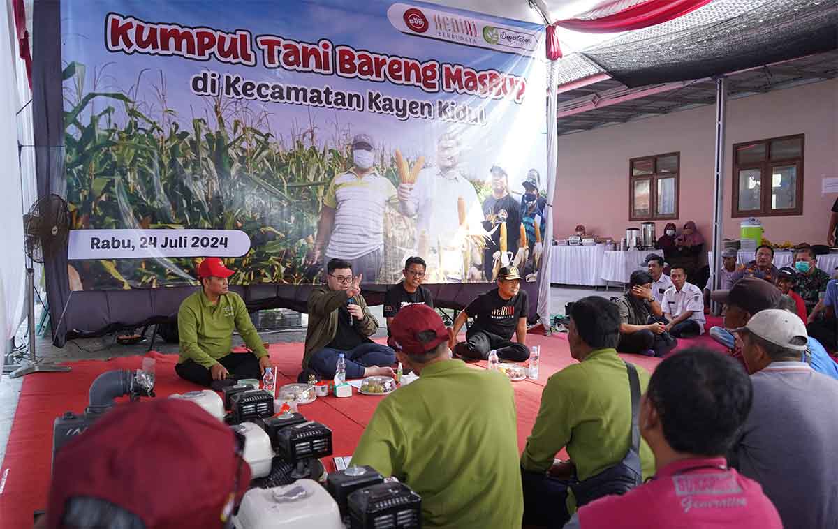 Bupati Kediri, Hanindhito Himawan Pramana, saat berdiskusi dengan para petani dalam kegiatan Farm Field Day (FFD) Parade Jagung Kediri 2024. Foto: Ist