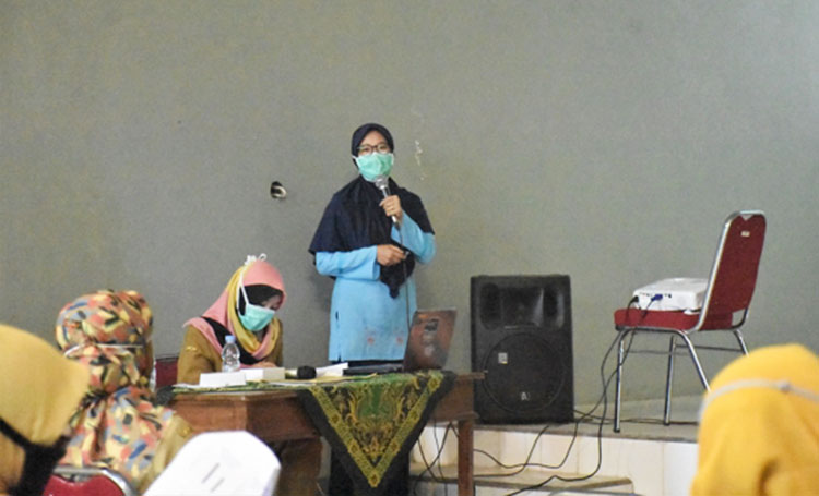 Narasumber menyampaikan paparan dalam Sarasehan dan Rembuk Stunting di Desa Kraton Mojo.