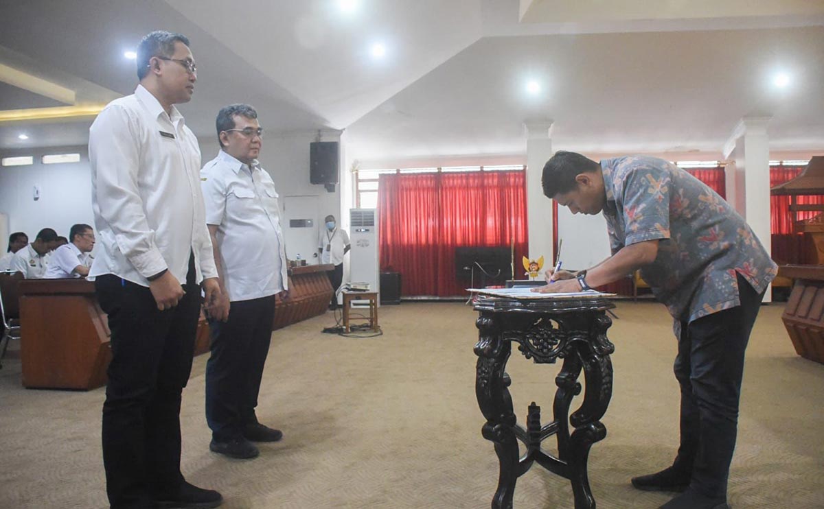 Wali Kota Kediri Abdullah Abu Bakar saat menandatangani perjanjian kinerja. Foto: Ist.