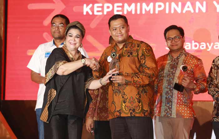 Manager Humas PG Muhammad Ihwan F menerima penghargaan PRIA 2018 oleh Pakar Kehumasan Magdalena Wenas. foto: ist