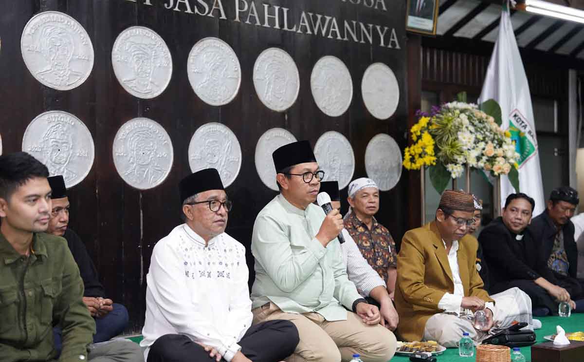Wali Kota Batu, Nurochman, saat memberi sambutan dalam doa bersama untuk korban demo, Affan Kurniawan.