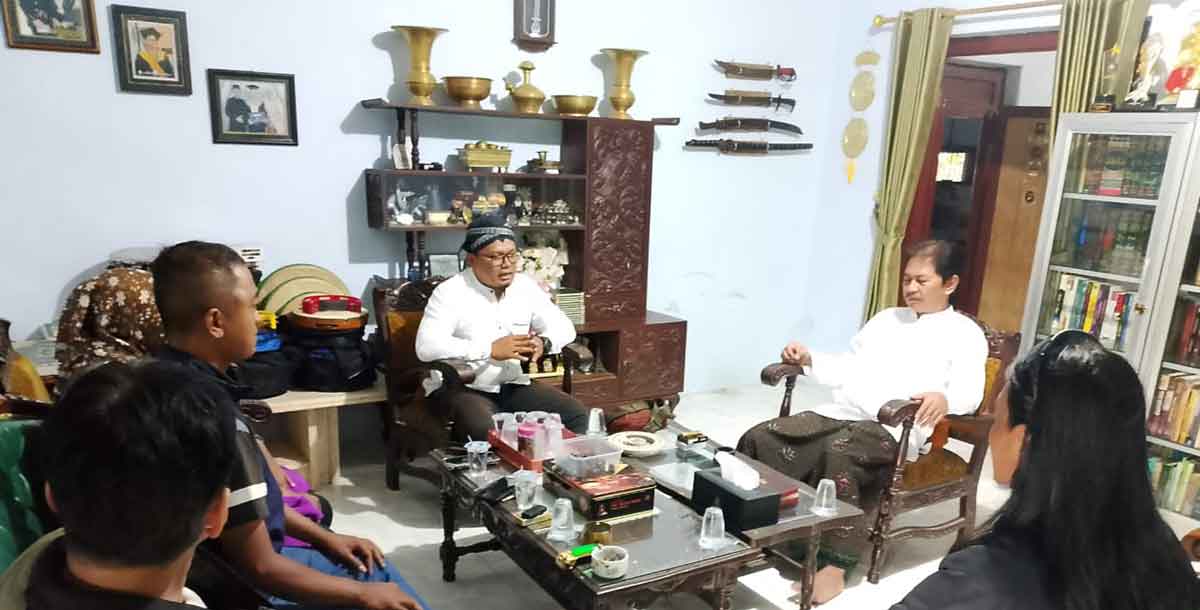 Pengurus AWDI Magetan saat berkunjung ke KH Ahmad Zahni.