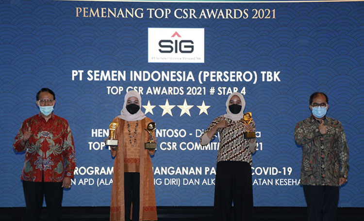 Corporate Secretary SIG Vita Mahreyni (kedua dari kiri) saat menerima penghargaan ajang TOP CSR Awards 2021. (foto: ist)