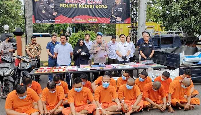 Kapolres Kediri Kota AKBP Teddy Chandra (pegang mik) saat memamerkan beberapa tersangka dan barang bukti. Foto: MUJI HARJITA/ BANGSAONLINE