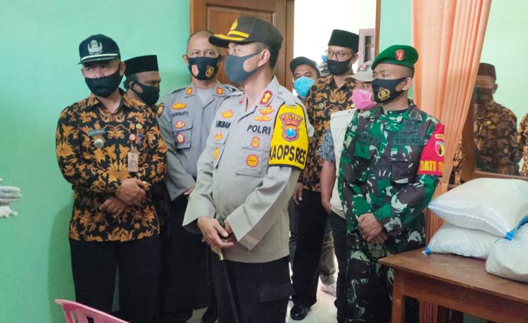 Kapolres Kediri AKBP Lukman Cahyono saat mengecek lumbung pangan di Kampung Tangguh Semeru Desa Bendo, Kecamatan Pagu. 