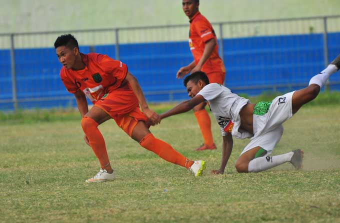 Pemain Persibo saat berjibaku dengan pemain Bumi Wali FC. foto: EKY NURHADI/ BANGSAONLINE