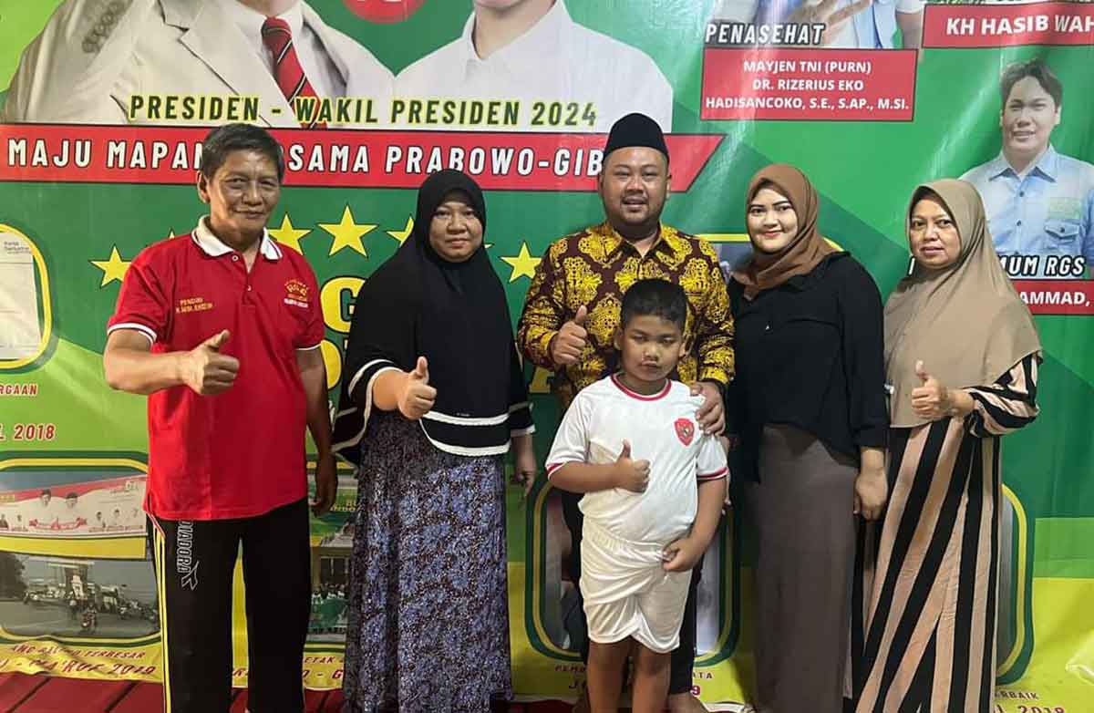 Calon Bupati Gresik, Fandi Akhmad Yani, saat menemui Pendiri Relawan Gerakan Sosial (RGS) Indonesia, Moh Khozin, beserta keluarganya. Foto: Ist