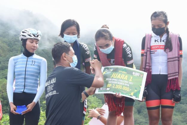 Wali Kota Kediri Abdullah Abu Bakar saat menyerahkan hadiah kepada salah satu pemenang wanita, di Kelud UpHill Challenge 2021. Foto: Ist.