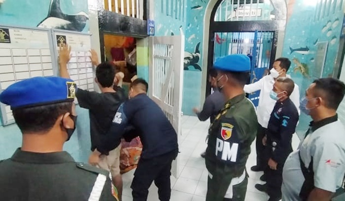 Tim Satopatnal Lapas Ngawi bersama anggota Subdenpom V/1-2 Ngawi menggelar sidak menjelang tengah malam.