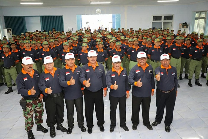  Linmas, Babinsa dan Babinkantibmas se-Kecamatan Kartoharjo foto bersama usai apel. 