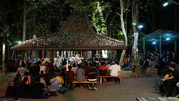 Antusias anak muda Semarang dalam mengikuti Nongkrong Taubat, setiap Kamis malam. foto: Pebry Adi Prakoso