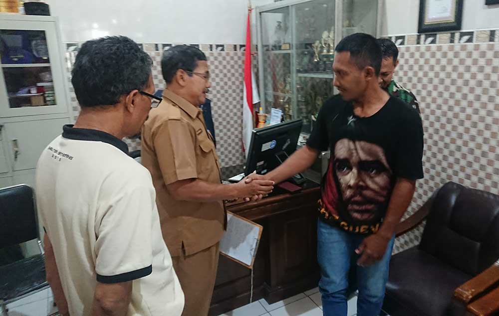 Abin Erit Istrada (kanan) meminta maaf kepada Kades Randuagung, Khambali. Foto: Ist.