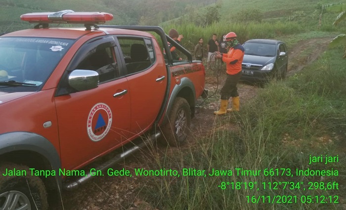 Mobil minibus asal Kota Kediri sedang ditarik oleh mobil URC BPBD Blitar.