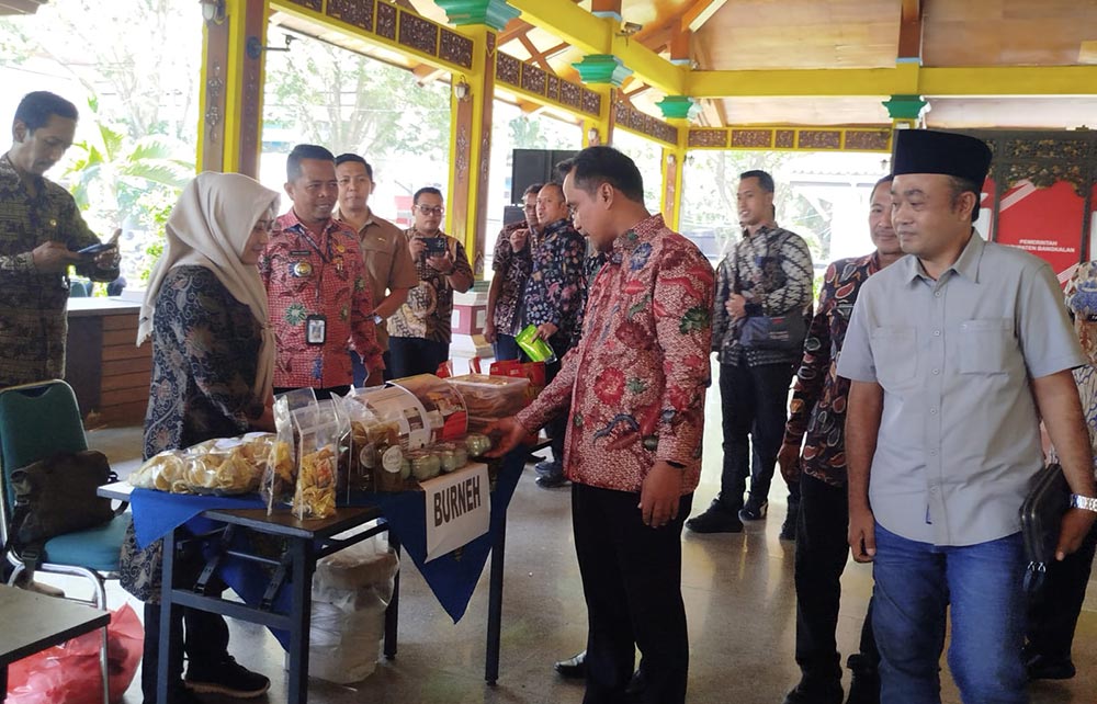 Bupati Bangkalan, Lukman Hakim, saat meninjau salah satu stan BUMDes.