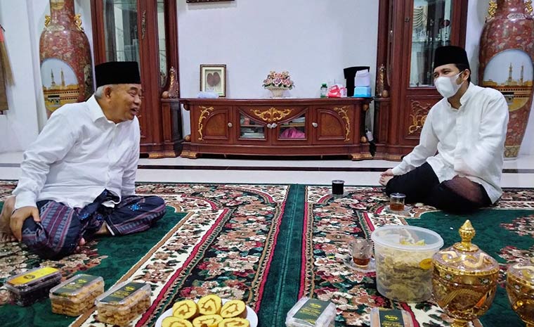 Prof. Dr. KH. Asep Saifuddin Chalim, M.A., saat menerima Wagub Emil Elestianto Dardak di ruang tamu kediamannya di Pondok Pesantren Amanatul Ummah Pacet Mojokerto, tengah malam, Rabu (12/5/2021). foto: mma/ bangsaonline.com)