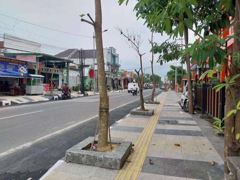 Kondisi trotoar di Jl. Panglima Polim Bojonegoro setelah selesai dibangun