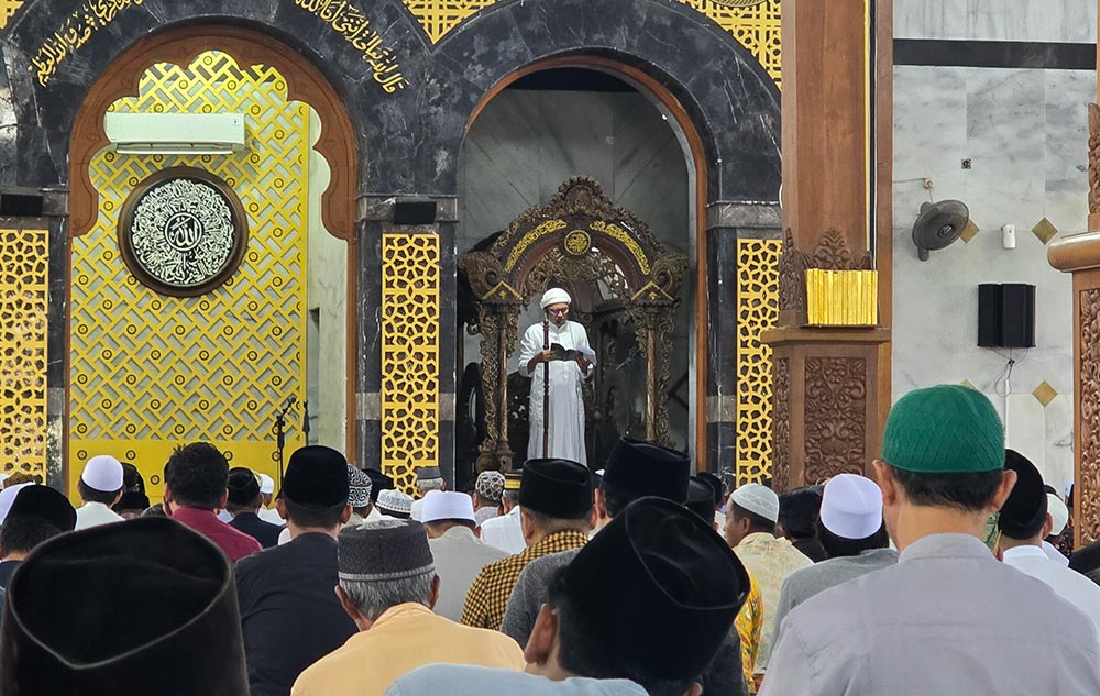 KH. Makki Nasir saat bertindak sebagai khatib dalam ibadah salat Jumat di Masjid Agung Bangkalan, Jumat (27/2/2026).