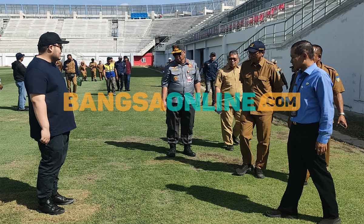 Bupati Kediri, Hanindhito Himawan Pramana, saat mengecek rumput Stadion Daha Jayati. Foto: MUJI HARJITA/BANGSAONLINE