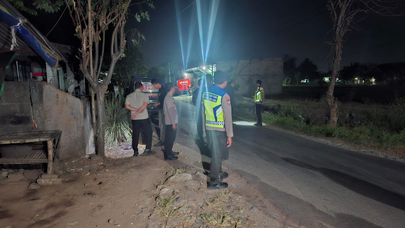 Polisi dan dan tim Inafis saat olah TKP Korban Pembacokan Wanita di jalan persawahan Dusun Sekarputih, Desa Sonobekel, Kamis (11/6/2026) malam.